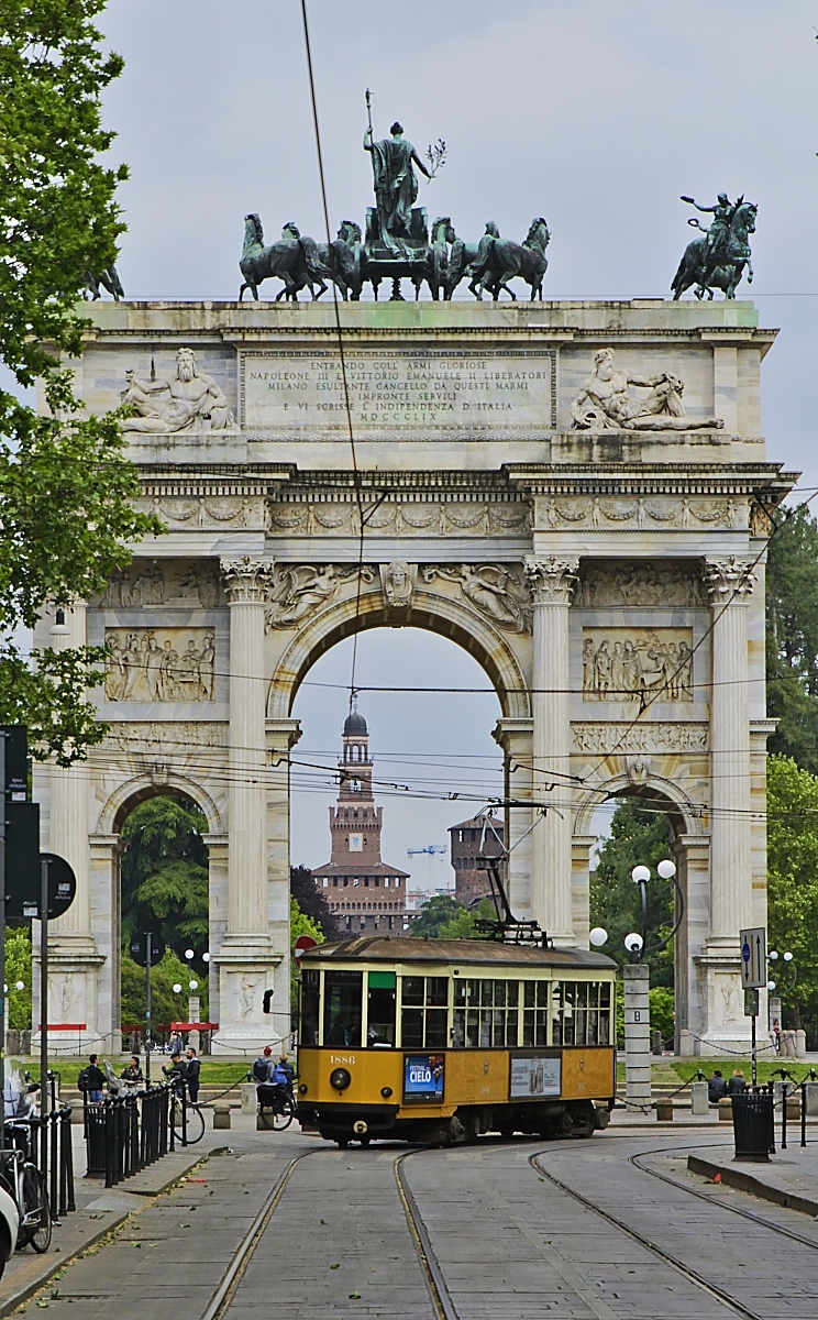 Ventotto 1886 am 02.05.2019 vor dem Arco della Pace, dessen Inschriften an den Einmarsch der siegreichen italienisch-französischen Truppen in Mailand nach der Schlacht von Magenta am 08.06.1859 erinnern
