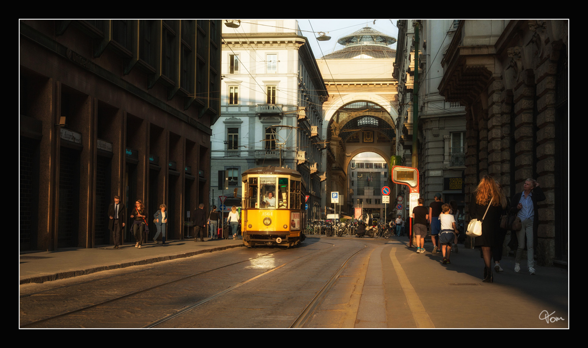  Ventotto  Nr. 1564 - ATM Triebwagen der Mailänder Strassenbahn, aufgenommen auf der Via Grossi, mit der berühmten Viktor-Emanuel-Passage im Hintergrund.   
11.4.2017