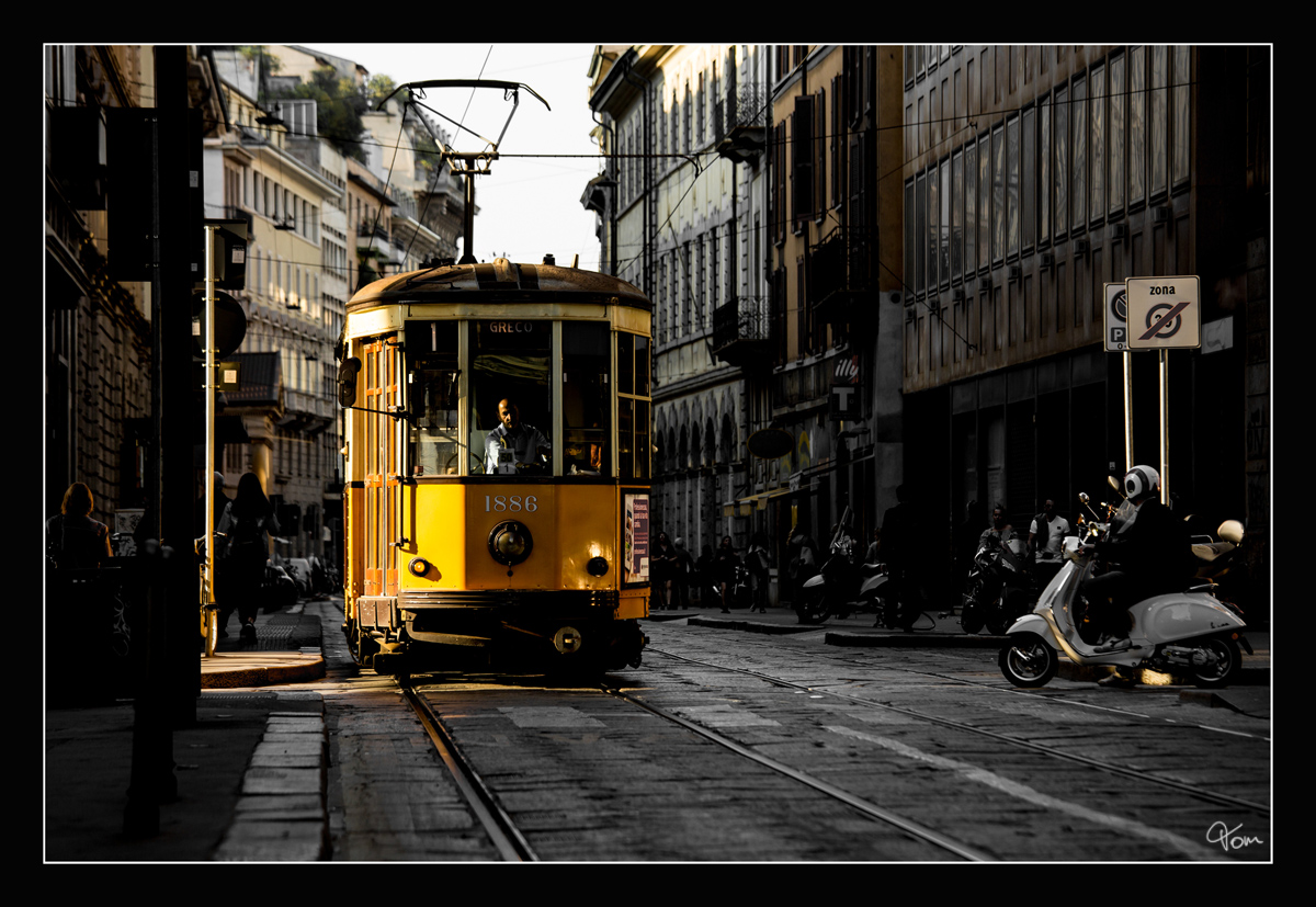  Ventotto  Nr. 1886 - ATM Triebwagen der Mailänder Strassenbahn, aufgenommen auf der Via Broletto.   
11.4.2017