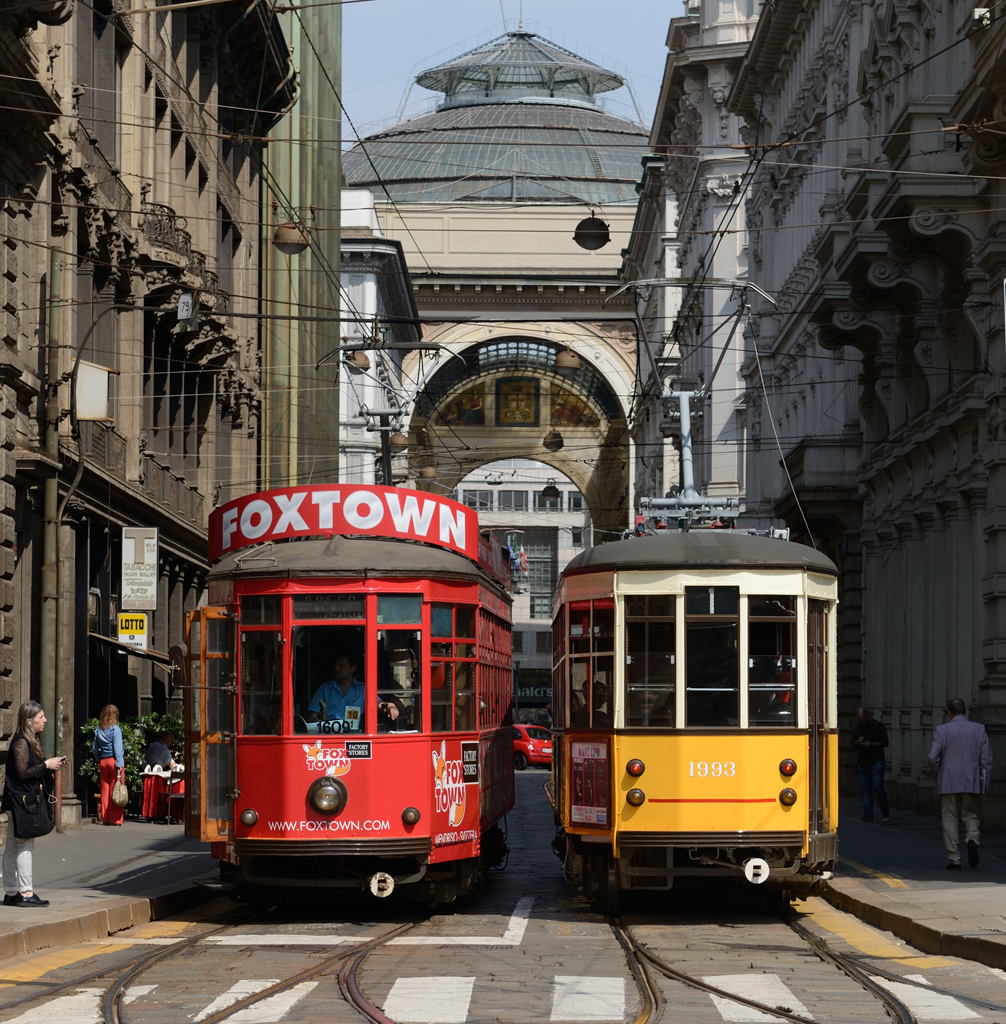  Ventotto-Treffen   
am 21. Mai 2015 trafen Triebwagen 1609 und 1993  in der Via Tomasso Grossi aufeinander, im Hintergrund ist die 47 Meter hohe Glaskuppel der 1864 erbauten Galleria Vittorio Emanuele II zu sehen.