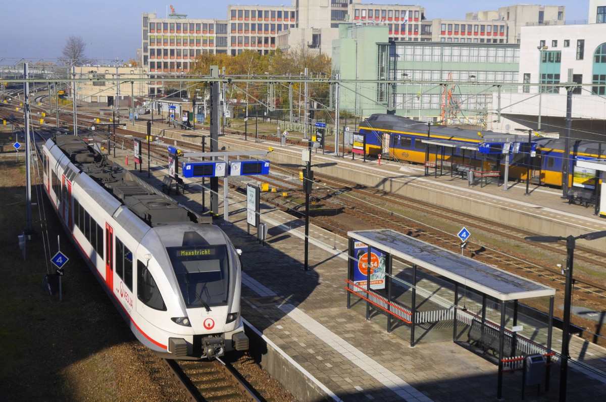 Veolia-ET 503, ein elektrischer GTw 2/6, verlässt Heerlen als Sneltrein nach Maastricht in nördlicher Richtung. Die Stoptreinen nach Maastricht fahren über Landgraaf und verlassen Heerlen in der entgegengestzten Richtung (Aufnahme vom 31.10.15). Rechts (in Gleis 5) ein NS-IC nach Schiphol.