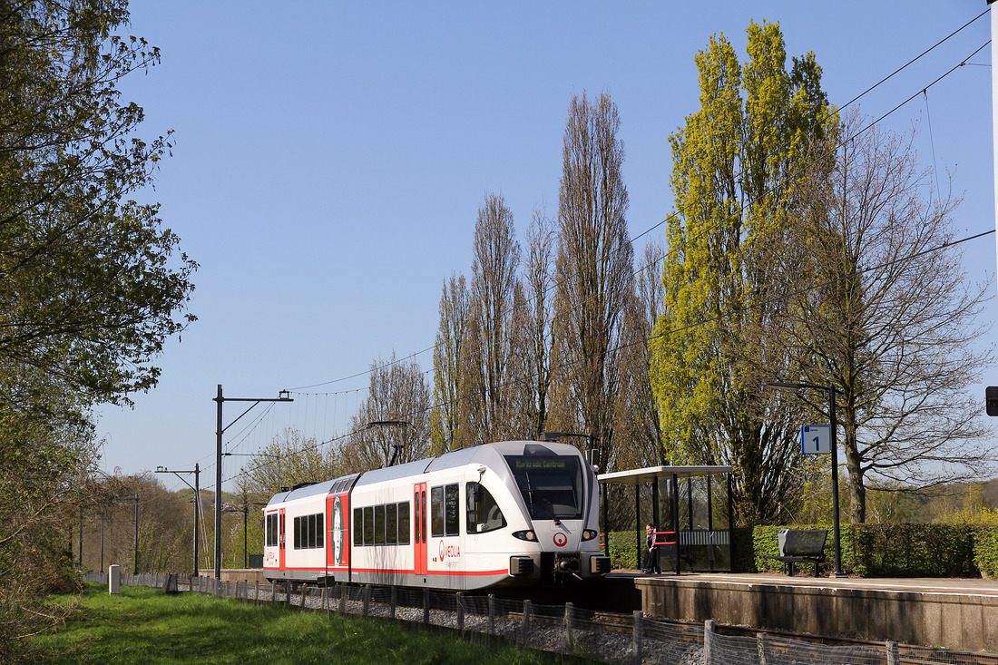 Veolia-Triebzug 7502  Jo Coenen  als Zug 32049 von Maastricht Randwyck nach Kerkrade Centrum.
Fotografiert am 20. April 2016 in Höhe der Station Eygelshoven.