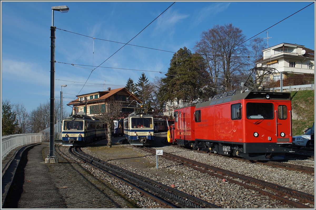 Ver dem Hintergrund der Rochers de Naye Bhe 4/8 301  Montreux und 304  La Tour de Peilz  steht die Hem 2/2 11.
Glion, den 8. Dez. 2015 