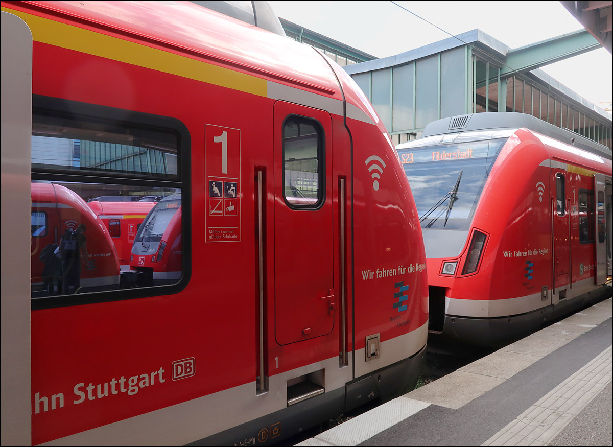 Verändertes Liniennetz der S-Bahn Stuttgart -

Während den Sommerferien ist der Stammstreckentunnel in Stuttgart wegen Bauarbeiten geschlossen. Dies führt zu völlig anderen Linienführungen im Netz.

S1 Kirchheim - Herrenberg (Kopf im Hauptbahnhof, über Gäubahnstrecke)
S2 Schorndord - Stuttgart Hauptbahnhof oben
S3 entfällt
S4, S5 und S6/S60 enden im Hauptbahnhof oben
S12 Schorndorf - Esslingen (Kopf in Bad Cannstatt)
S15 Bietigheim - Herrenberg (ab Feuerbach über Gäubahnstrecke)
S23 Backnang - Filderstadt (Kopf im Hauptbahnhof, über Gäubahnstrecke)
S30 Vaihingen - Flughafen/Messe

Interessant ist der S-Bahnverkehr auf der Verbindungskurve vom Bahnhof Feuerbach zur Gäubahn im Bereich des Nordbahnhofes. Ein Fotomotiv!

Im Stuttgarter Hauptbahnhof werden die Gleise 1 bis 6 belegt.

Im Bild ein Zug auf der Linie S23 nach Filderstadt auf Gleis 4. Weiter S-Bahnzüge spiegeln sich.

08.08.2021 (M)