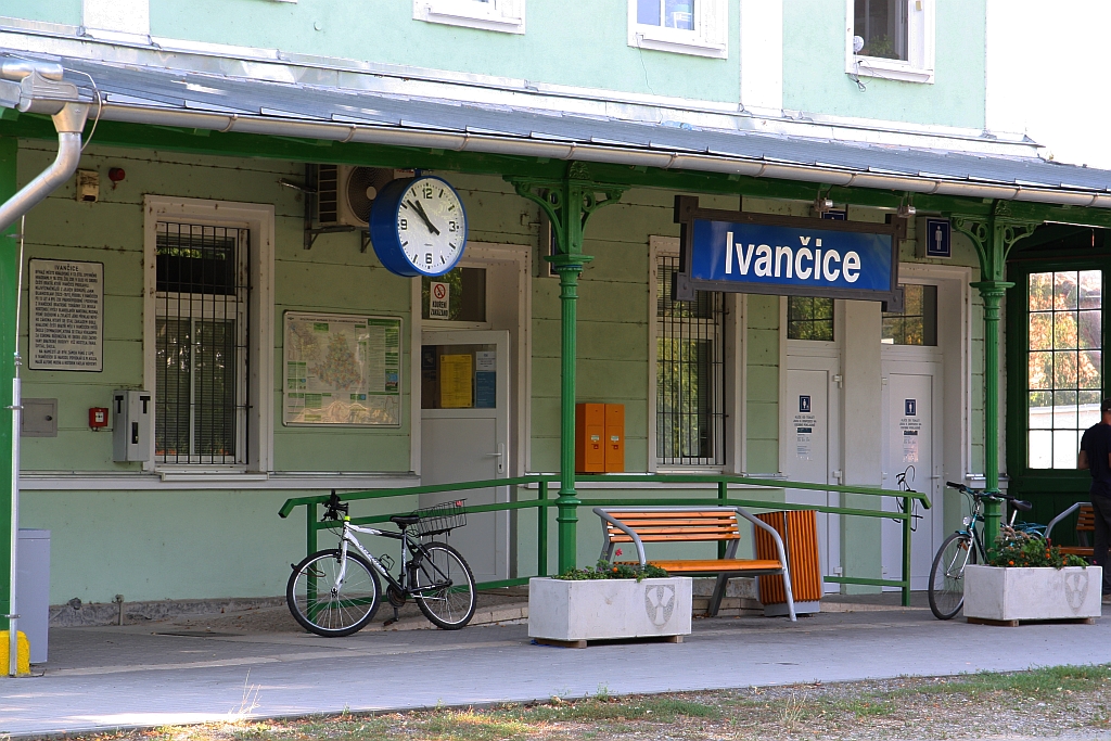 Veranda des Aufnahmsgebäude des Bahnhof Ivancice am 18.August 2018.