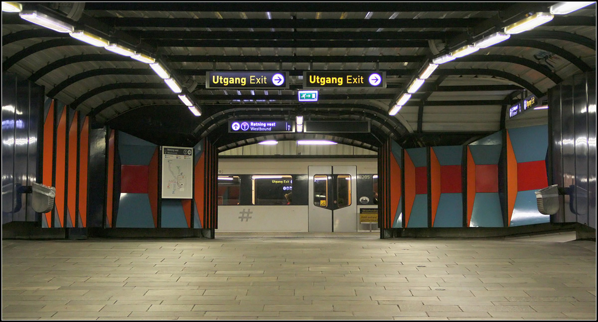 Verbindungsgang -

Über einen Verbindungsgang wo sich auch die Aufgänge befinden, sind die Bahnsteige der Durchgangsstation (Hintergrund) mit den beiden Bahnsteigen auf der Nord- und Südseite in der Wendeschleife verbunden. U-Bahnhof Stortinget in Oslo.

30.12.2013 (M)