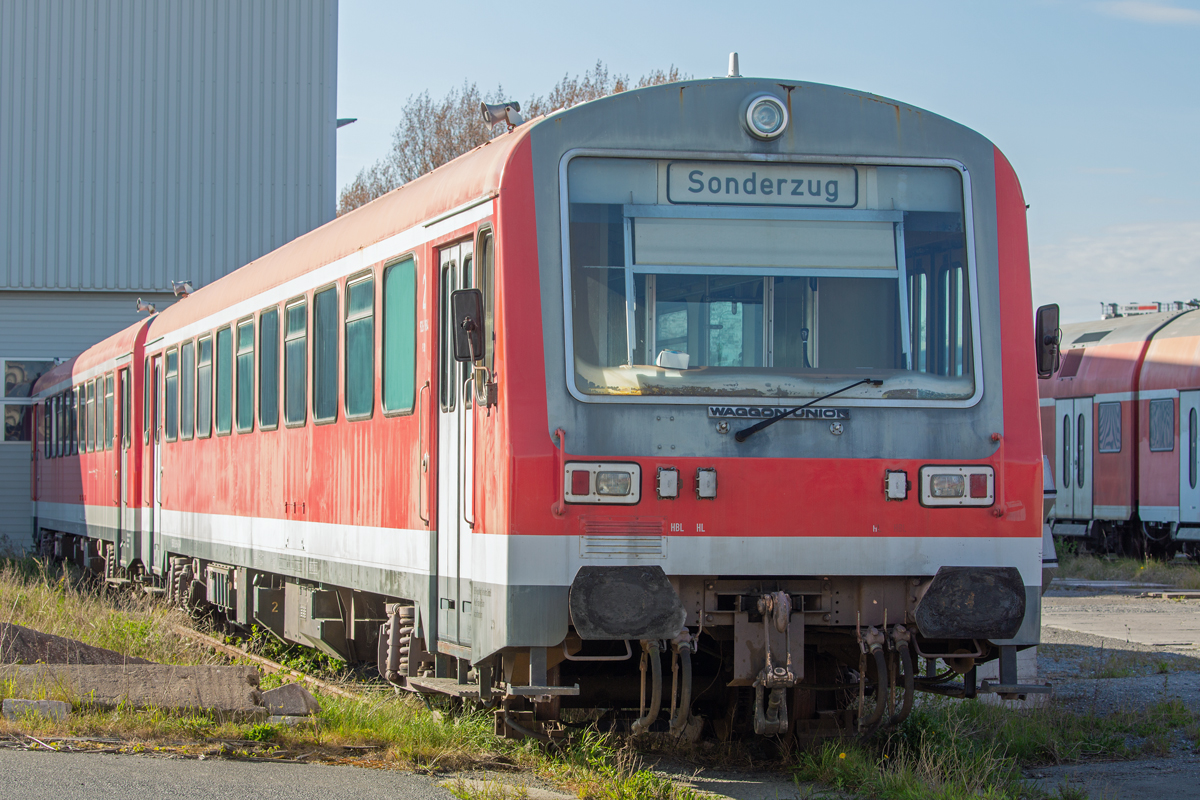 Verblasster Triebwagen der BR 626 in Sassnitz Mukran abgestellt. - 06.05.2022
