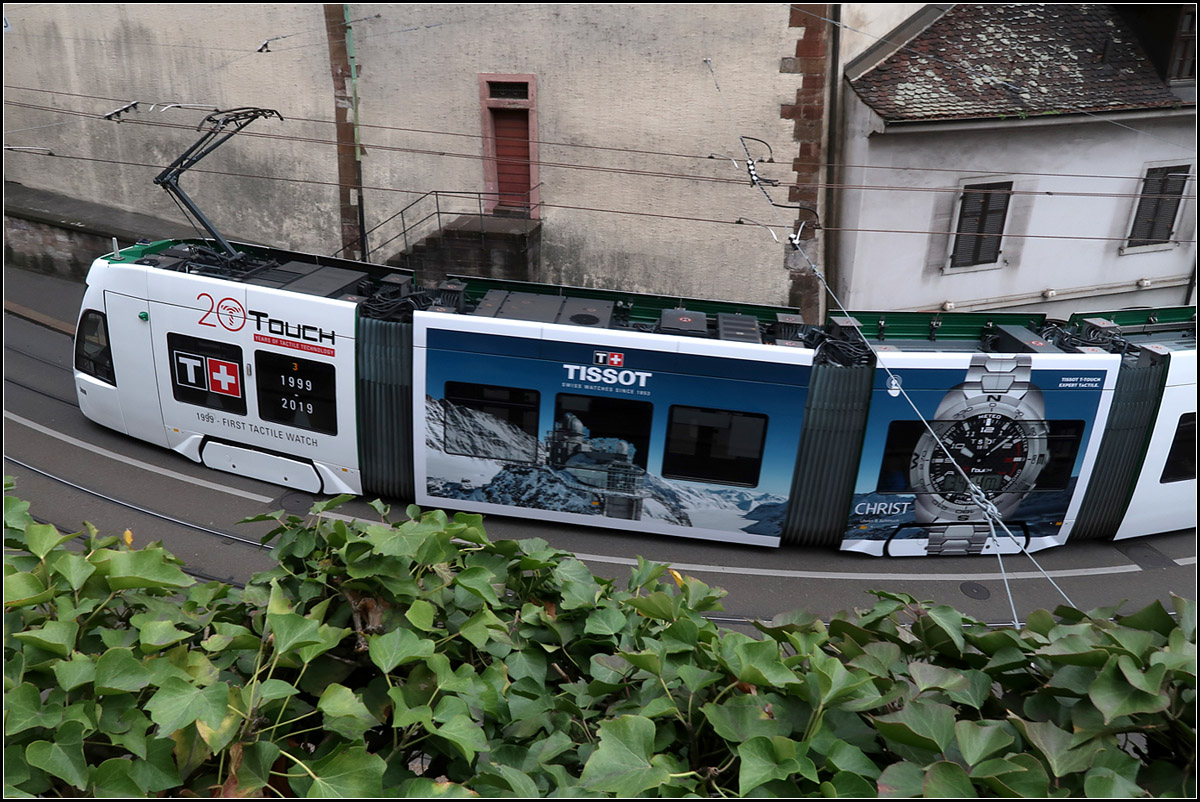 Verbogene Straßenbahn -

... aber keine verzerrte Spiegelung, sondern in Wirklichkeit so.

Felixity-Tram am Kohlenberg in Basel.

09.03.2019 (M)