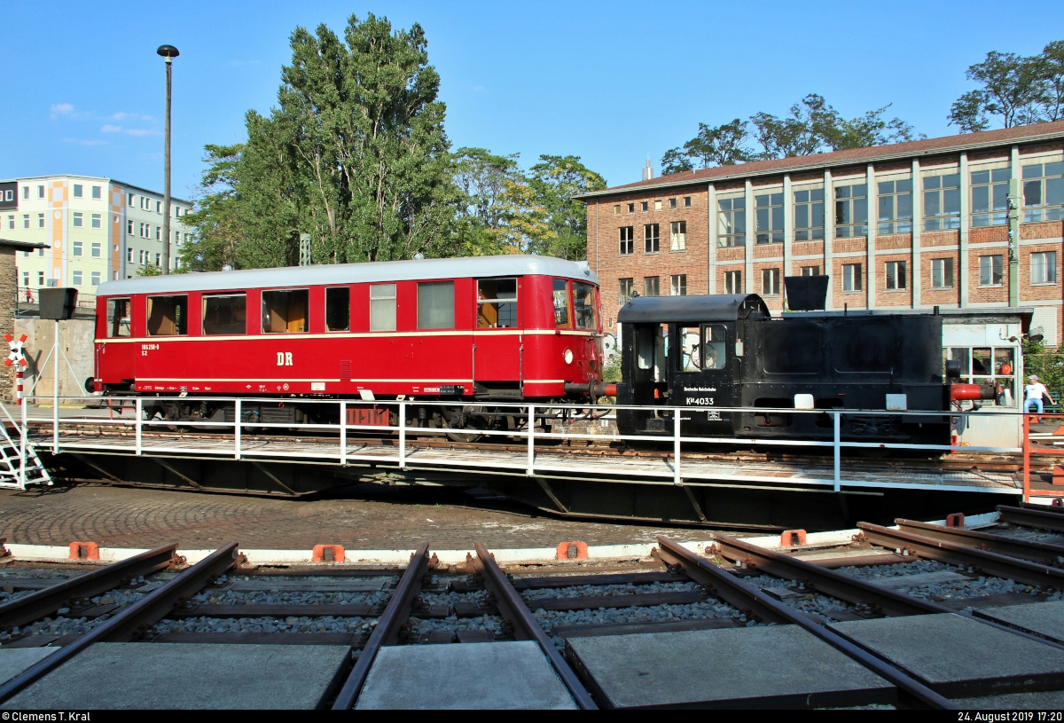 Verbrennungstriebwagen 186 258-0 (VT 135 110) der Traditionsgemeinschaft Bw Halle P e.V. wird zusammen mit Kö 4033 anlässlich des Sommerfests unter dem Motto „Von der Reichsbahn zur DB AG“ auf der Drehscheibe des DB Musems Halle (Saale) präsentiert.
[24.8.2019 | 17:20 Uhr]
