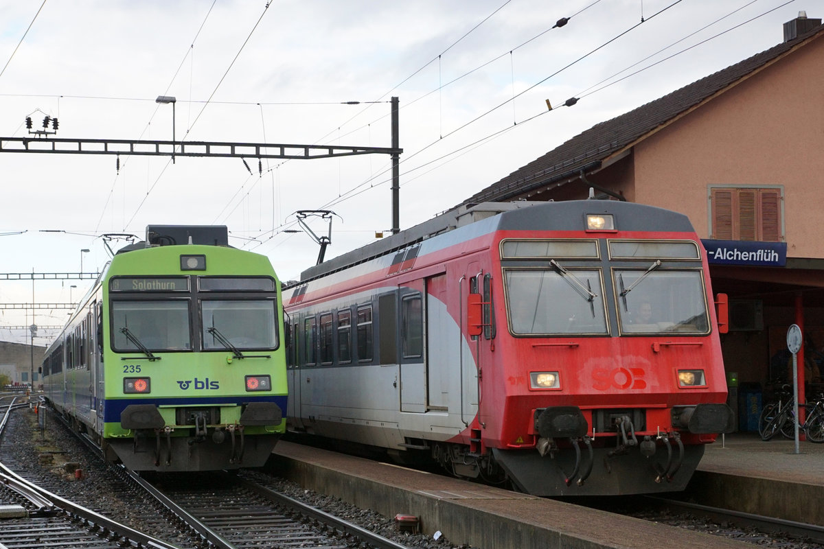 Verein Depot und Schienenfahrzeuge Koblenz (DSF).
Bern-Lötschberg-Simplon-Bahn (BLS).
Am 24. Oktober 2020 kam es in Kirchberg-Alchenflüh zu einer äussert seltenen Zugskreuzung zwischen einem BLS RBDe 565-Pendel sowie dem DSF ehemals SOB RBDe 566-Triebzug.
Foto: Walter Ruetsch