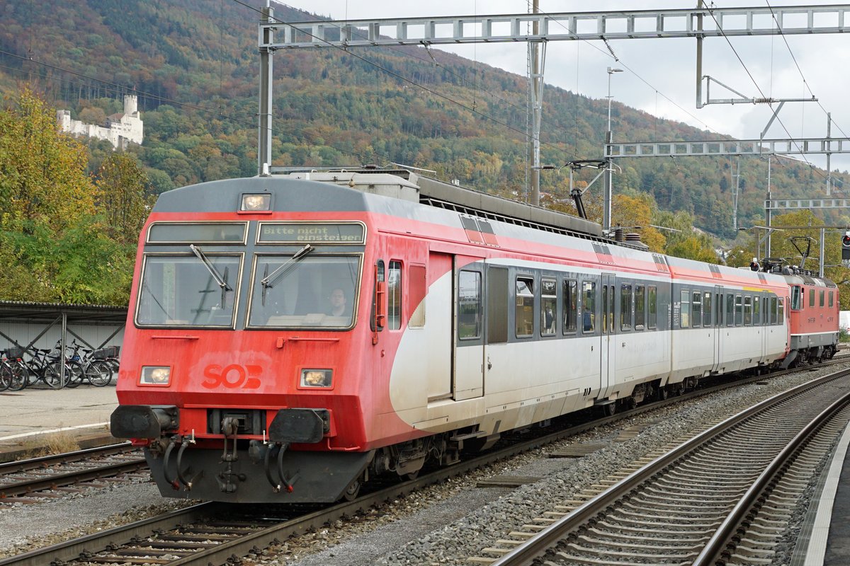 Verein Depot und Schienenfahrzeuge Koblenz (DSF).
Oensingen Balsthal Bahn (OeBB).
Am 17. Oktober 2020 wurde mit der DSF Re 4/4 II 11173, ehemals SBB, der DSF RBDe 566-Pendel, ehemals SOB, von Koblenz nach Oensingen überführt wo er bei der OeBB als eiserne Reserve zum Einsatz gelangt.
Der nicht alltägliche Zug wurde bei und kurz nach der Einfahrt in dem Bahnhof Oensingen fotografiert.
Foto: Walter Ruetsch
 