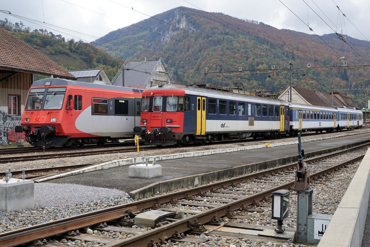 Verein Depot und Schienenfahrzeuge Koblenz (DSF).
Oensingen Balsthal Bahn (OeBB).
Am 17. Oktober 2020 wurde mit der DSF Re 4/4 II 11173, ehemals SBB, der DSF RBDe 566-Pendel, ehemals SOB, von Koblenz nach Oensingen überführt wo er bei der OeBB als eiserne Reserve zum Einsatz gelangt.
Nach der Ankunft konnte der neue OeBB Ersatz-Pendel erstmals in seiner neuen Heimat erlebt werden.
Foto: Walter Ruetsch