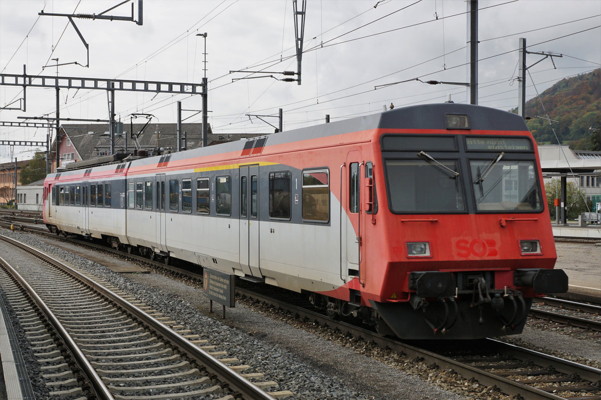 Verein Depot und Schienenfahrzeuge Koblenz (DSF).
Oensingen Balsthal Bahn (OeBB).
Am 17. Oktober 2020 wurde mit der DSF Re 4/4 II 11173, ehemals SBB, der DSF RBDe 566-Pendel, ehemals SOB, von Koblenz nach Oensingen überführt wo er bei der OeBB als eiserne Reserve zum Einsatz gelangt.
Nach der Ankunft konnte der neue OeBB Ersatz-Pendel erstmals in seiner neuen Heimat erlebt werden.
Foto: Walter Ruetsch
 