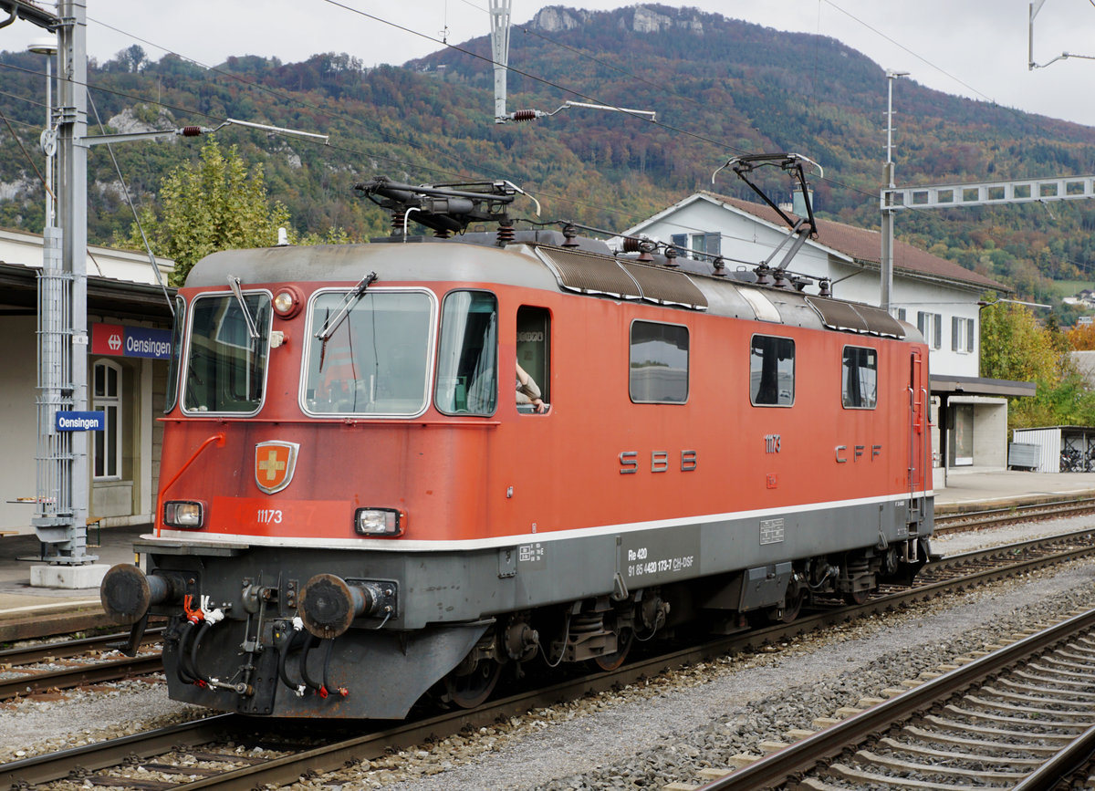 Verein Depot und Schienenfahrzeuge Koblenz (DSF).
Oensingen Balsthal Bahn (OeBB).
Am 17. Oktober 2020 wurde mit der DSF Re 4/4 II 11173, ehemals SBB, der DSF RBDe 566-Pendel, ehemals SOB, von Koblenz nach Oensingen überführt wo er bei der OeBB als eiserne Reserve zum Einsatz gelangt.
Nach der Ankunft konnte der neue OeBB Ersatz-Pendel erstmals in seiner neuen Heimat erlebt werden.
Foto: Walter Ruetsch
 