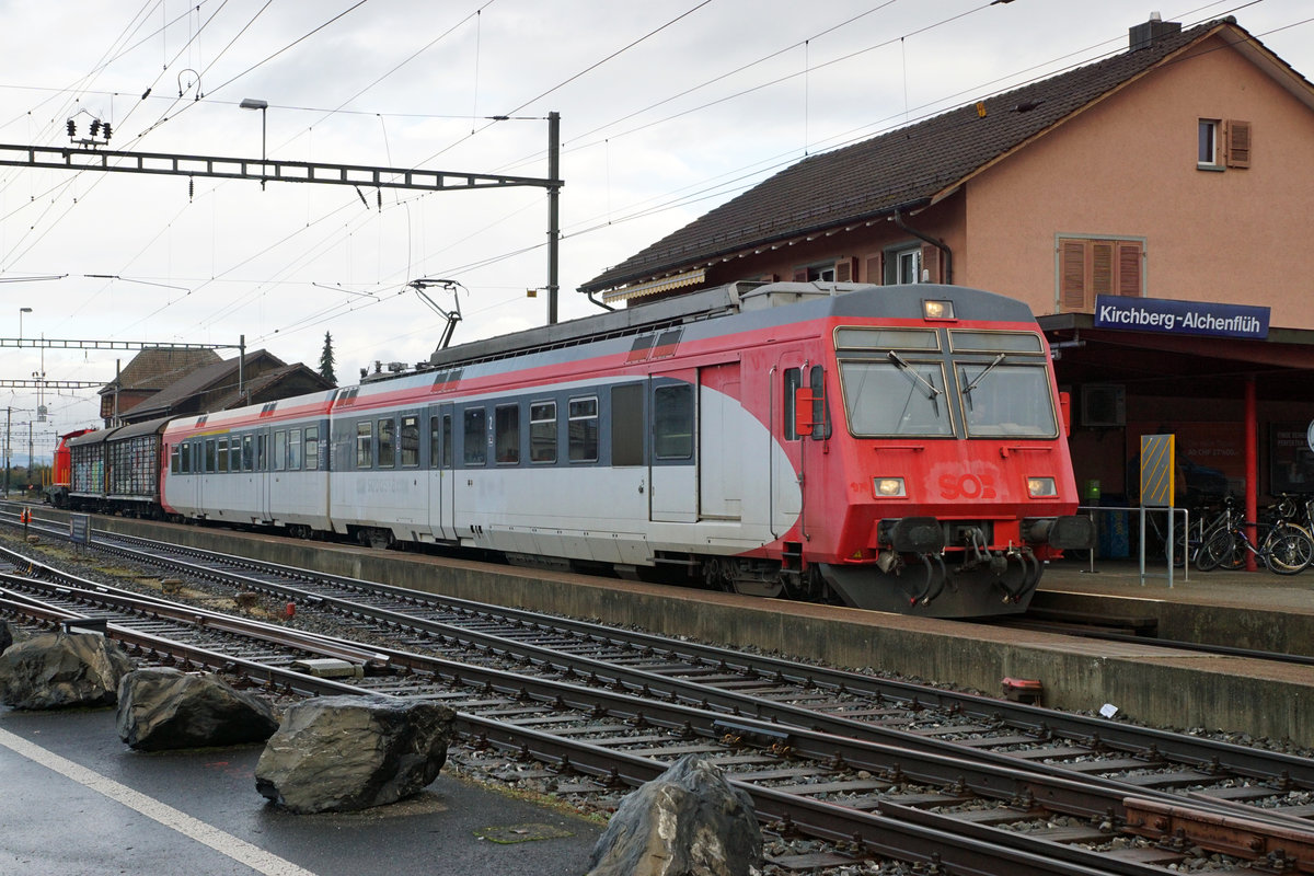 Verein Depot und Schienenfahrzeuge Koblenz (DSF).
Oensingen Balsthal Bahn (OeBB).
Aare Seeland mobil (ASM).
Überfuhr ASm Em 347 von Niederbipp nach Oberburg mit dem DSF RBDe 566-Pendel, ehemals SOB, Reserve Triebzug der OeBB.
Zwischenhalt des RBDe 566 mit dem ABt, 2 Hbils Hist und der Em 347 ASM in Kirchberg-Alchenflüh am 24. Oktober 2020.
Foto: Walter Ruetsch 