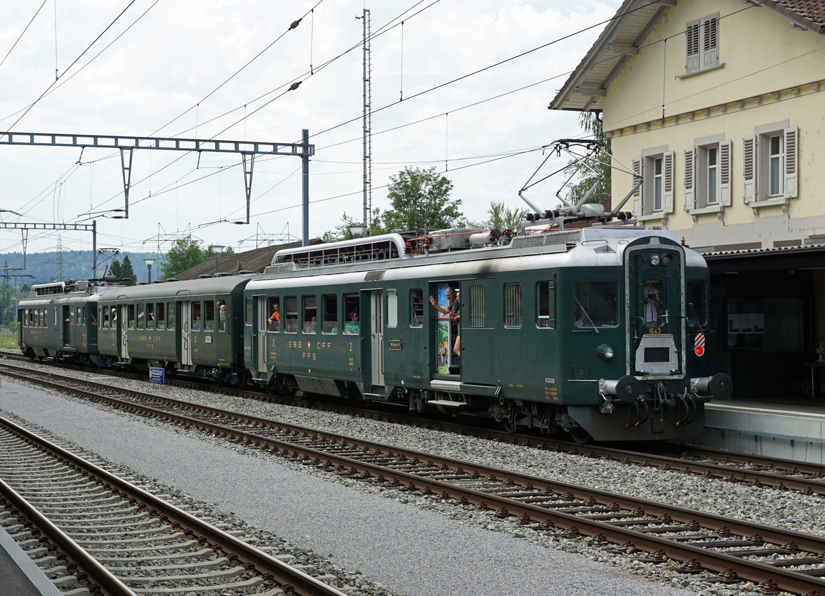 Verein Depot und Schienenfahrzeuge Koblenz (DSF)
TRIEBWAGEN TREFFEN KOBLENZ 1. AUGUST 2017
BFe 4/4 1643 Wyländerli + B 50 85 69-05-560-3 + BDe 4/4 1646, ehemals SBB im Bahnhof Koblenz.
Foto: Walter Ruetsch
