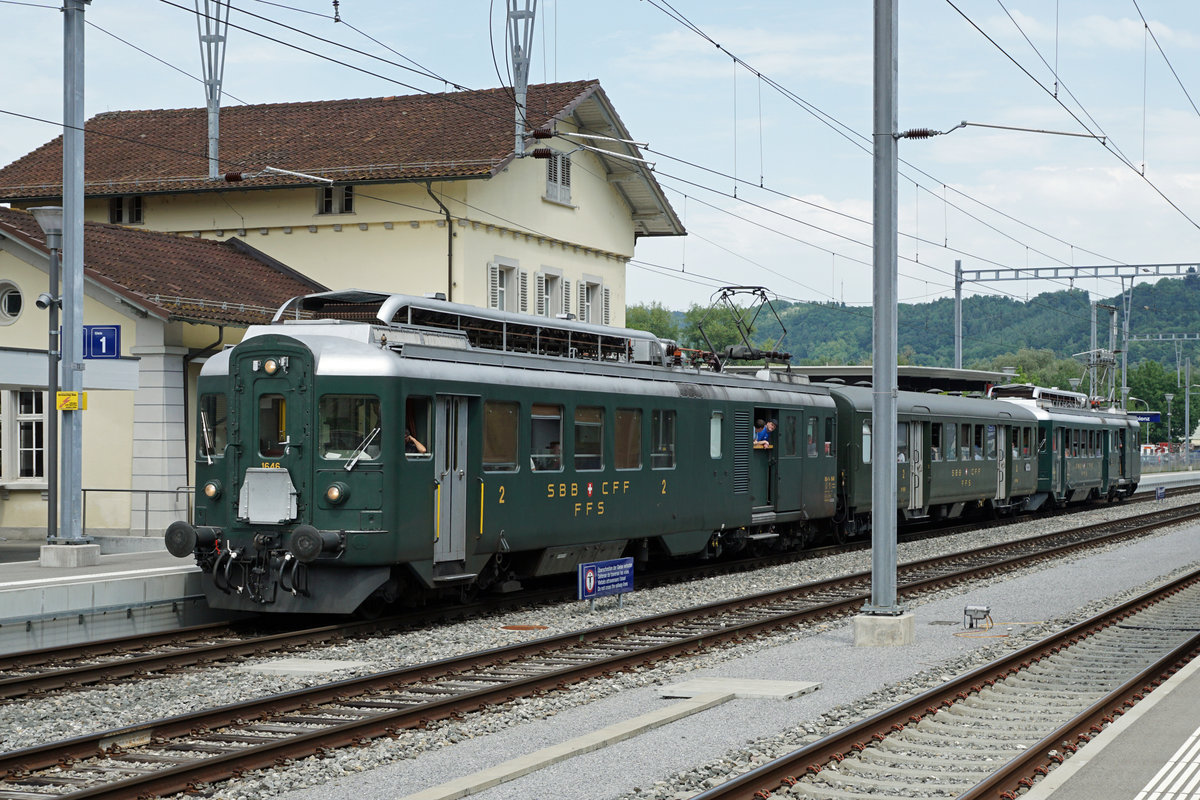 Verein Depot und Schienenfahrzeuge Koblenz (DSF)
TRIEBWAGEN TREFFEN KOBLENZ 1. AUGUST 2017.
Impressionen vom Depot bis zum Bahnhof.
BDe 4/4 1646 + B 50 85 69-05-560-3 + BFe 4/4 1643 Wyländerli, ehemals SBB im Bahnhof Koblenz kurz vor der Abfahrt nach Laufenburg.
Foto: Walter Ruetsch