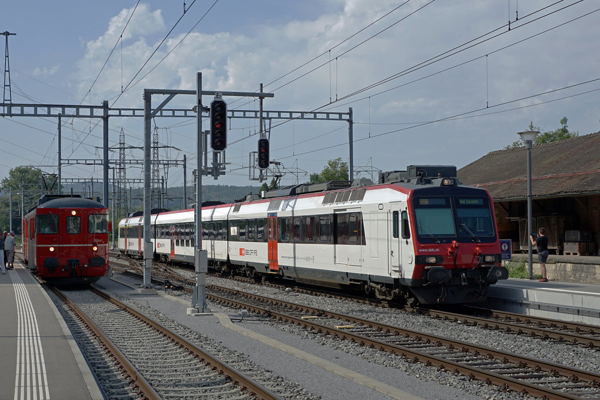 Verein Depot und Schienenfahrzeuge Koblenz (DSF)
TRIEBWAGEN TREFFEN KOBLENZ 1. AUGUST 2017.
Impressionen vom Depot bis zum Bahnhof.
Paralleleinfahrt Koblenz der S 27 nach Bad Zurzach und dem ZMB BDe 4/4 92, ehemals SZU.
Foto: Walter Ruetsch  