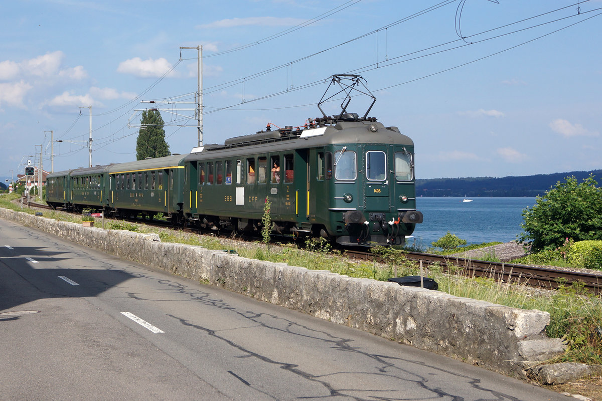 Verein Depot und Schienenfahrzeuge Koblenz/dsf.
60 Jahre RBe 4/4.
Extrafahrt vom Sonntag den 21. Juli 2019.
Der Sonderzug mit dem RBe 4/4 1405 auf der Rückfahrt von Genf nach Koblenz anlässlich der Ortsdurchfahrt Ligerz beim passieren vom eingleisigen Streckenabschnitt.
Der historische Zug hat dank dem dsf überlebt und dieser Streckenabschnitt ist bald Geschichte. 
Foto: Walter Ruetsch 
