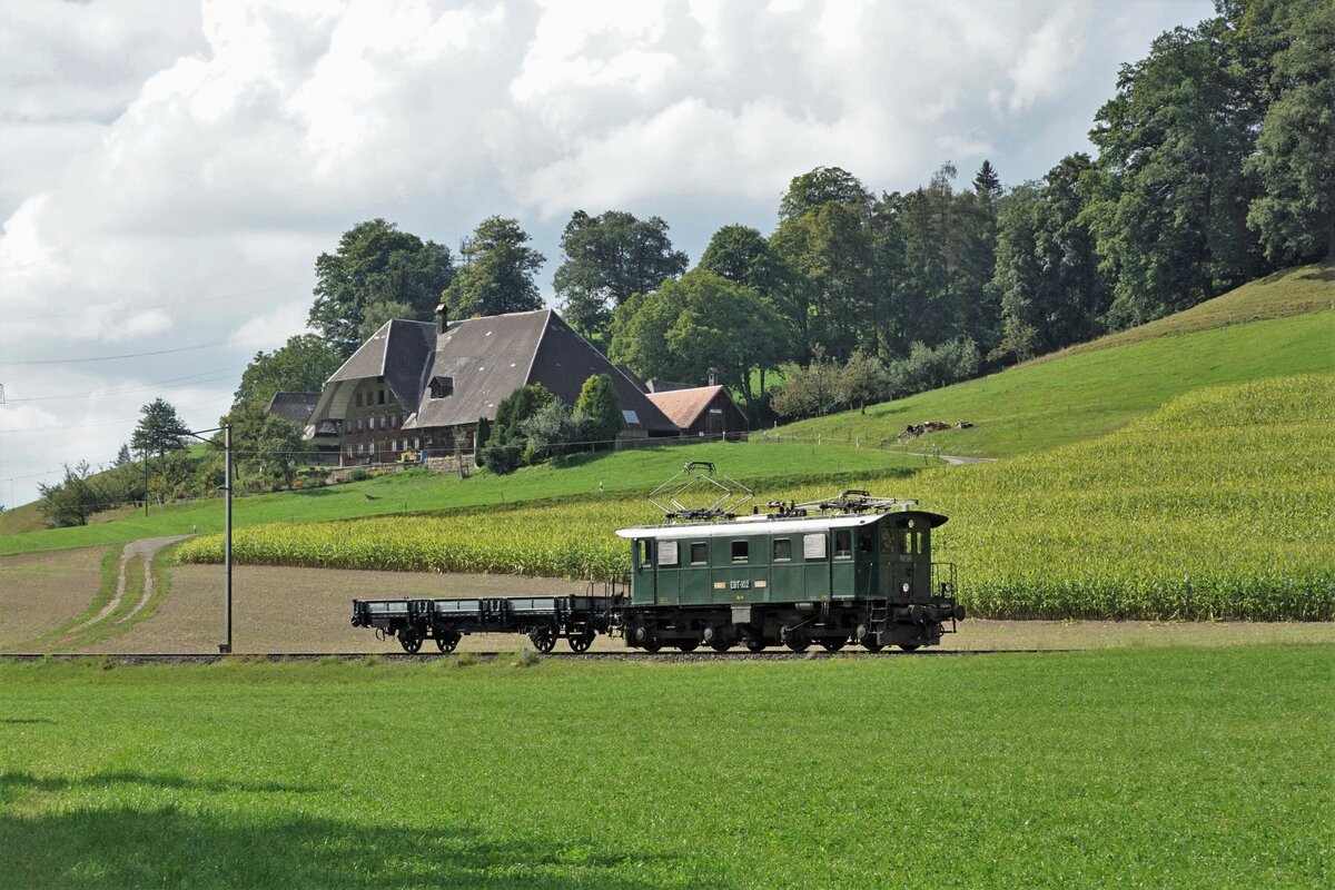 Verein Historische Eisenbahn Emmental (VHE).
Die ehemalige EBT Be 4/4 102 mit dem S4t 9038 als Sonderleistung bei Dürrenroth am 11. September.
Der Flachwagen stand am Samstag-Morgen für den Transport einer Glocke der reformierten Kirche Affoltern im Emmental zwischen Ei und Affoltern-Weier, Bahnhof im Einsatz.
Bilder zu diesem einmaligen und speziellen Ereignis werden zu einem späteren Zeitpunkt eingestellt.   
Foto: Walter Ruetsch