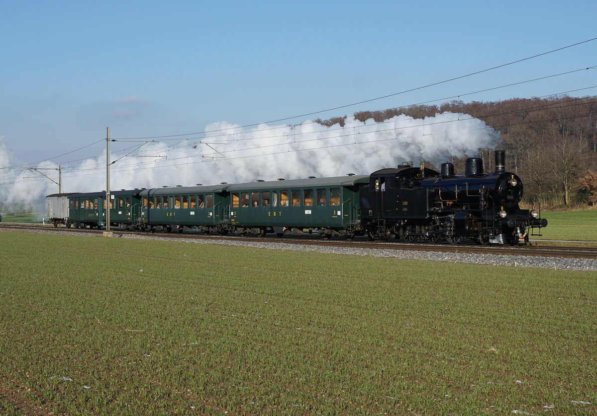 Verein Historische Eisenbahn Emmental VHE
Verein Dampf-Bahn Bern DBB
Fonduefahrt des VHE mit Traktion DBB.
Dampfzug mit Eb 3/5 Habersack Nr. 5810, ehemals SBB, auf voller Fahrt bei Bettenhausen am 19. Januar 2019.
Foto: Walter Ruetsch