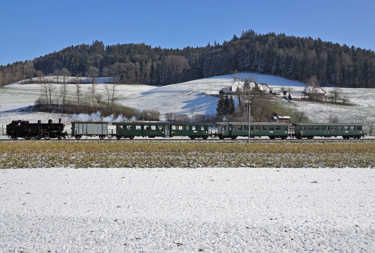 Verein Historische Eisenbahn Emmental VHE
Verein Dampf-Bahn Bern DBB
Fonduefahrt des VHE mit Traktion DBB.
Dampfzug mit Eb 3/5 Habersack Nr. 5810, ehemals SBB, bei Kleindietwil am 19. Januar 2019.
Foto: Walter Ruetsch