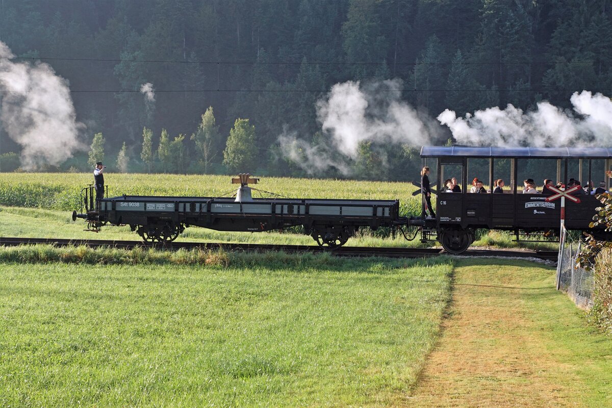 Verein Historische Eisenbahn Emmental (VHE).
Verein Dampfbahn Bern (VDBB).
Mit einem Dampfzug der speziellen Art transportierte der VDBB am Smstag-Morgen des 11. September 2021 eine Glocke der reformierten Kirche Affoltern im Emmental von Ei nach Affoltern-Weier, Bahnhof.
Für diese Fuhre gelangte der Flachwagen S4t 9038 zum Einsatz.
Bilder zu diesem einmaligen und speziellen Ereignis werden zu einem späteren Zeitpunkt eingestellt.
Diese Aufnahme ist auf der Zweigstreke Sumiswald Grünen-Wasen im Emmental entstanden.
Foto: Walter Ruetsch