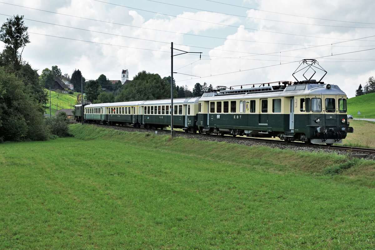 Verein Historische Eisenbahn Emmental (VHE).
Verein Pendelzug Mirage (VPM).
Der VPM-Pendelzug mit dem BDe 4/4 II 201  BURGDORF  unterwegs auf der Museumsstrecke zwischen Huttwil und Dürrenroth am 11. September 2021. Ab Huttwil bis Sumiswald-Grünen leistete die ehemalige EBT Be 4/4 102 Vorspann.
Foto: Walter Ruetsch 