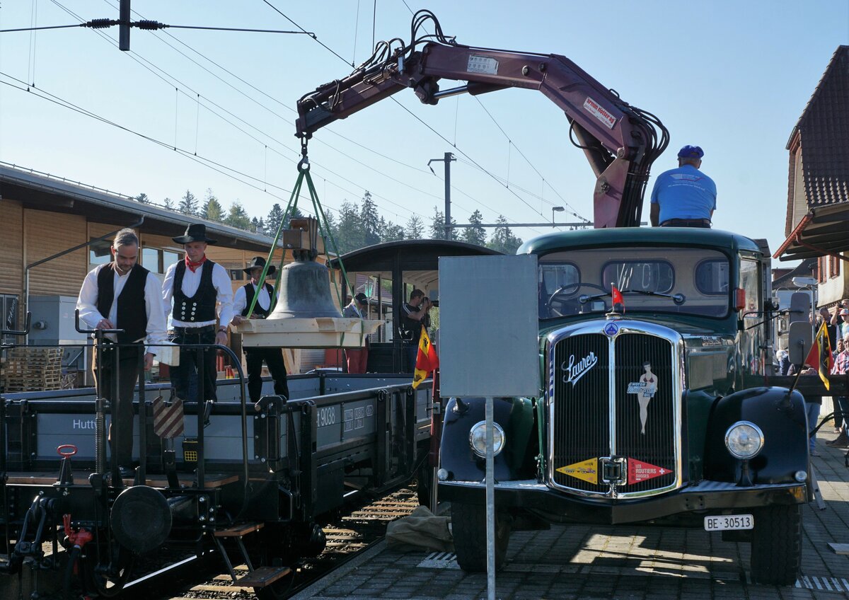 Verein Historische Eisenbahn Emmental (VHE).
Verein Dampfbahn Bern (VDBB).
Eine revidierte Glocke der reformierten Kirche Affoltern im Emmental auf dem Rückweg am 11. September 2021.
Schon zu Grossvaters Zeiten funktionierte der kombinierte Güter- und Personenverkehr auf Strasse und Schiene.
Ein SAURER Lastwagen mit Kran brachte die revidierte Glocke in die Nähe der ehemaligen VHB Station Ei.
Mit dem „GLOCKENZUG“ des VDBB bestehend aus der E 3/3 853, dem neuen Aussichtswagen GME sowie dem Flachwagen S4t ging die gemütliche Fahrt weiter via Sumiswald Grünen nach Affoltern-Weier Bahnhof, ehemals VHB.
Anschliessend historische Umladung der Glocke auf dem Bahnhof Affoltern-Weier.
Ein historischer Traktor der Marke BÜHRER brachte die Glocke auf passendem Beiwagen zur reformierten Kirche Affoltern im Emmental. 
Die eher sportlichen Festbesuchern begleiteten die Glocke zusammen mit dem Traktor zu Fuss.
Für die älteren Festbesucher stand ein historisches Postauto der Marke SAURER im Einsatz. 
Foto: Walter Ruetsch
