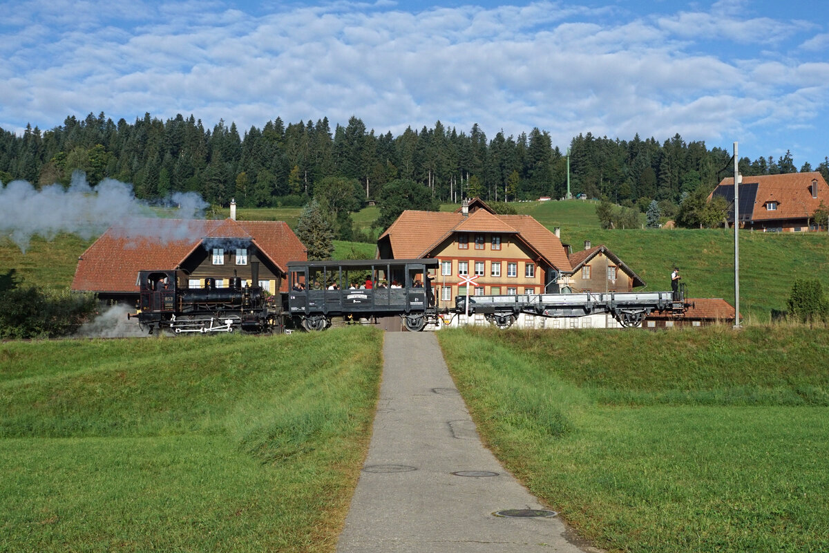 Verein Historische Eisenbahn Emmental (VHE).
Verein Dampfbahn Bern (VDBB).
Eine revidierte Glocke der reformierten Kirche Affoltern im Emmental auf dem Rückweg am 11. September 2021.
Schon zu Grossvaters Zeiten funktionierte der kombinierte Güter- und Personenverkehr auf Strasse und Schiene.
Ein SAURER Lastwagen mit Kran brachte die revidierte Glocke in die Nähe der ehemaligen VHB Station Ei.
Mit dem „GLOCKENZUG“ des VDBB bestehend aus der E 3/3 853, dem neuen Aussichtswagen GME sowie dem Flachwagen S4t ging die gemütliche Fahrt weiter via Sumiswald Grünen nach Affoltern-Weier Bahnhof, ehemals VHB.
Anschliessend historische Umladung der Glocke auf dem Bahnhof Affoltern-Weier.
Ein historischer Traktor der Marke BÜHRER brachte die Glocke auf passendem Beiwagen zur reformierten Kirche Affoltern im Emmental. 
Die eher sportlichen Festbesuchern begleiteten die Glocke zusammen mit dem Traktor zu Fuss.
Für die älteren Festbesucher stand ein historisches Postauto der Marke SAURER im Einsatz. 
Foto: Walter Ruetsch
