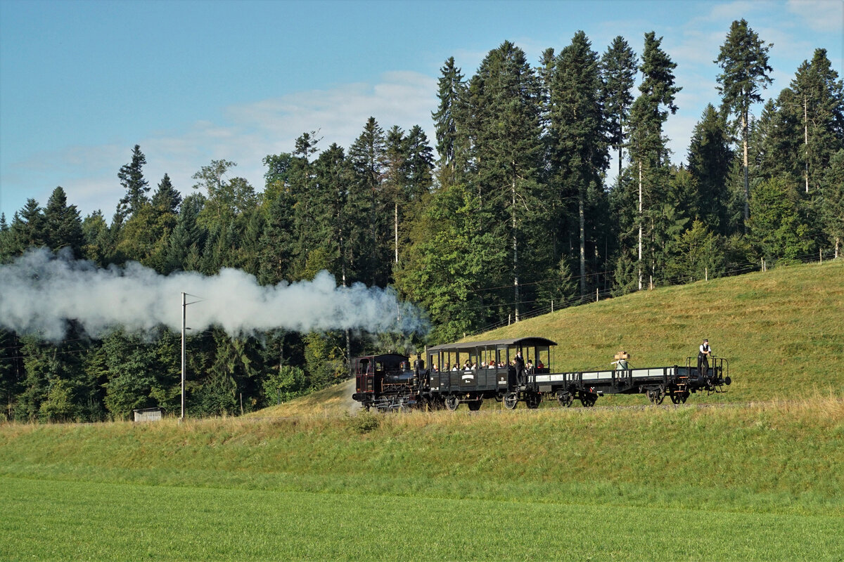 Verein Historische Eisenbahn Emmental (VHE).
Verein Dampfbahn Bern (VDBB).
Eine revidierte Glocke der reformierten Kirche Affoltern im Emmental auf dem Rückweg am 11. September 2021.
Schon zu Grossvaters Zeiten funktionierte der kombinierte Güter- und Personenverkehr auf Strasse und Schiene.
Ein SAURER Lastwagen mit Kran brachte die revidierte Glocke in die Nähe der ehemaligen VHB Station Ei.
Mit dem „GLOCKENZUG“ des VDBB bestehend aus der E 3/3 853, dem neuen Aussichtswagen GME sowie dem Flachwagen S4t ging die gemütliche Fahrt weiter via Sumiswald Grünen nach Affoltern-Weier Bahnhof, ehemals VHB.
Anschliessend historische Umladung der Glocke auf dem Bahnhof Affoltern-Weier.
Ein historischer Traktor der Marke BÜHRER brachte die Glocke auf passendem Beiwagen zur reformierten Kirche Affoltern im Emmental. 
Die eher sportlichen Festbesuchern begleiteten die Glocke zusammen mit dem Traktor zu Fuss.
Für die älteren Festbesucher stand ein historisches Postauto der Marke SAURER im Einsatz. 
Foto: Walter Ruetsch
