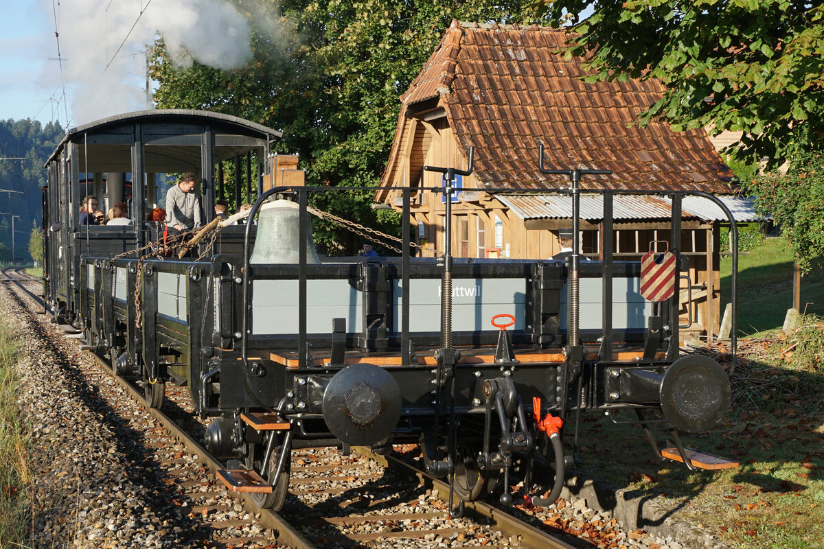 Verein Historische Eisenbahn Emmental (VHE).
Verein Dampfbahn Bern (VDBB).
Eine revidierte Glocke der reformierten Kirche Affoltern im Emmental auf dem Rückweg am 11. September 2021.
Schon zu Grossvaters Zeiten funktionierte der kombinierte Güter- und Personenverkehr auf Strasse und Schiene.
Ein SAURER Lastwagen mit Kran brachte die revidierte Glocke in die Nähe der ehemaligen VHB Station Ei.
Mit dem „GLOCKENZUG“ des VDBB bestehend aus der E 3/3 853, dem neuen Aussichtswagen GME sowie dem Flachwagen S4t ging die gemütliche Fahrt weiter via Sumiswald Grünen nach Affoltern-Weier Bahnhof, ehemals VHB.
Anschliessend historische Umladung der Glocke auf dem Bahnhof Affoltern-Weier.
Ein historischer Traktor der Marke BÜHRER brachte die Glocke auf passendem Beiwagen zur reformierten Kirche Affoltern im Emmental. 
Die eher sportlichen Festbesuchern begleiteten die Glocke zusammen mit dem Traktor zu Fuss.
Für die älteren Festbesucher stand ein historisches Postauto der Marke SAURER im Einsatz. 
Foto: Walter Ruetsch
