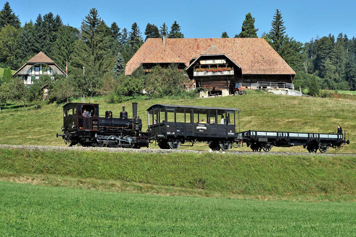 Verein Historische Eisenbahn Emmental (VHE).
Verein Dampfbahn Bern (VDBB).
Impressionen der VDBB E 3/3 853 auf der fotogenen Museumsstrecke der Emmentalbahn vom 11. September 2021.
Die E 3/3 853 der ehemaligen Jura Simplon Bahn gehört zu einer Serie von 4 Lokomotiven mit Baujahr 1890.
Foto: Walter Ruetsch