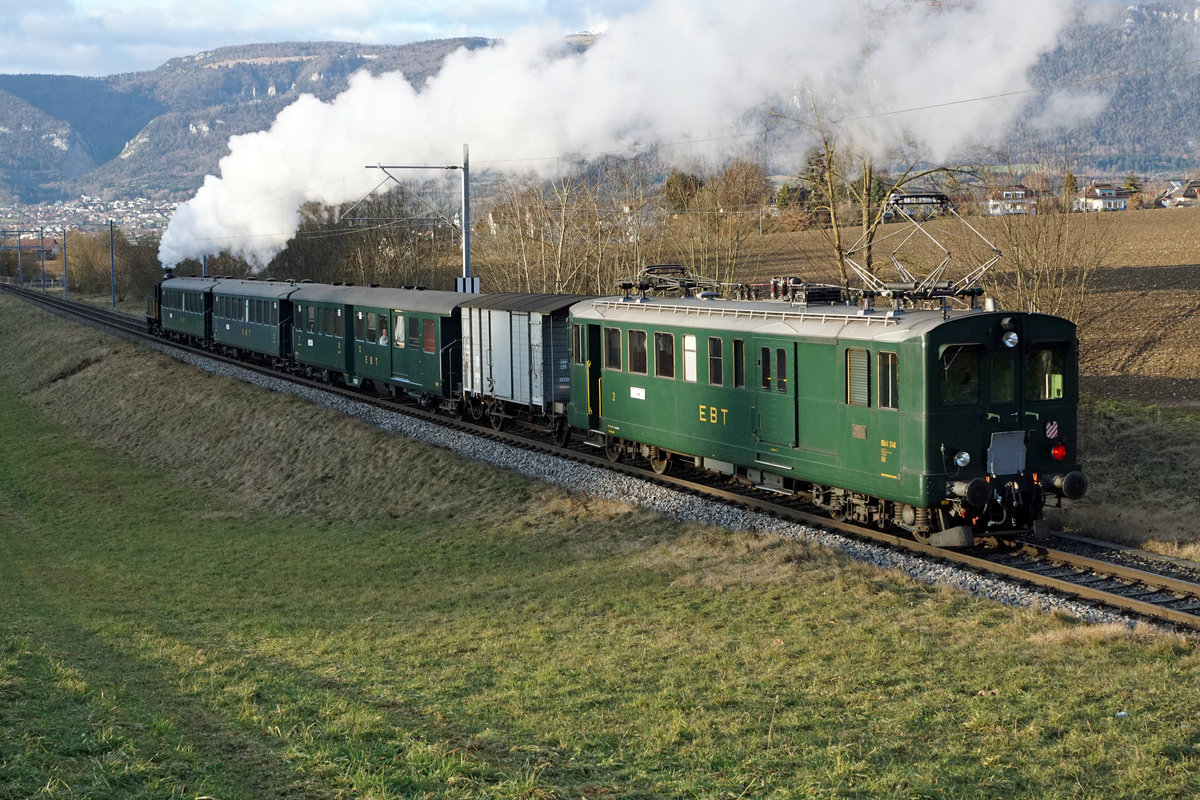 VEREIN HISTORISCHE EISENBAHN EMMENTAL/VHE.
Fonduefahrt Huttwil-Balsthal vom 18. Januar 2020
mit Dampflok Ed 3/4 2 und BDe 2/4 240 an beiden Enden.
Mitgeführt wurden: ABDi 722, Bi 538, Bi 527, K2.
Zwischen Biberist und Solothurn.
Foto: Walter Ruetsch