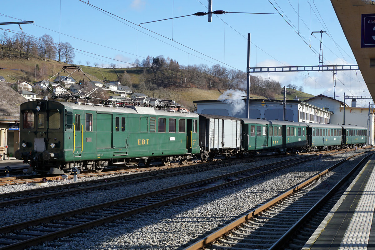 VEREIN HISTORISCHE EISENBAHN EMMENTAL/VHE.
Fonduefahrt Huttwil-Balsthal vom 18. Januar 2020
mit Dampflok Ed 3/4 2 und BDe 2/4 240 an beiden Enden.
Mitgeführt wurden: ABDi 722, Bi 538, Bi 527, K2.
Bereitstellung in Huttwil.
Foto: Walter Ruetsch