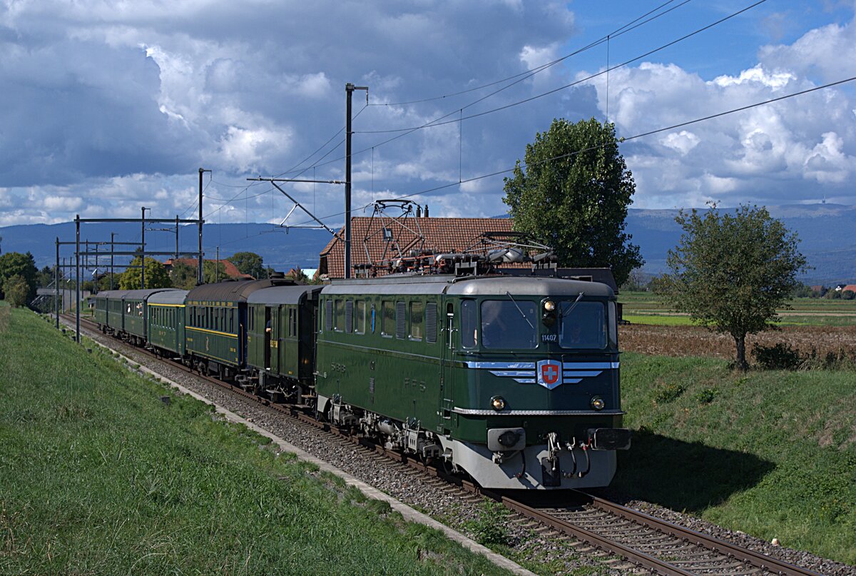 Verein Mikado 1244: Ae 6/6 11407 + F 948 + WR 2749 + A 33610-9 + AB4 3658 + AB4 3662 +  AB4 3660, Zug 31115 Kerzers-Interlaken Ost (nicht �ffentlicher Reisezug), Jerisberghof, 14. September 2026. Der Zug hat hier eben die aufgelassene Haltestelle Ferenbalm-Gurbr� durchfahren. Am rechten Bildrand ist der Chasseral erkennbar.