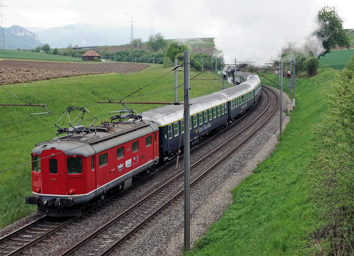 Verein Pacific 01 202.
Die 01 202 mit Volldampf auf der Säuliamt Rundreise vom 13. Mai 2021. Als Schublok unterstützte die Re 4/4 l 10009 den imposanten Dampfzug beim Passieren der Bergstrecke bei Niederbipp.
Foto: Walter Ruetsch