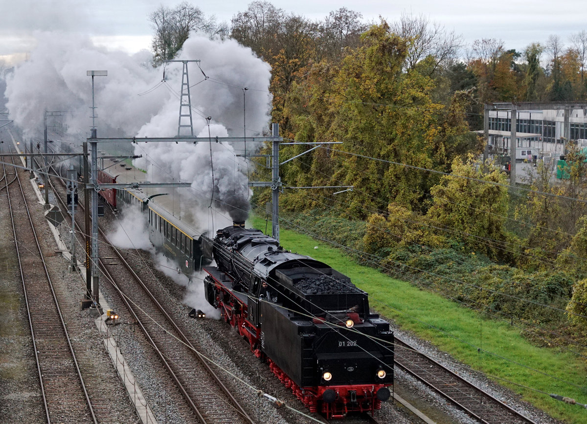 Verein Pacific 01 202.
Sonderfahrt Dampf im Spätherbst am Lac Léman vom 29. Oktober 2017.
01 202 auf der Fahrt von Lyss nach Biel bei Busswil.
Foto: Walter Ruetsch