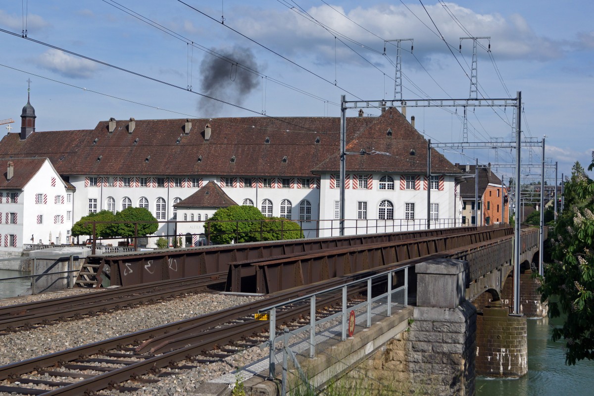 Verein Pacific 01202: Die grosse Dampfwolke über der Vorstadt von Solothurn kündigte am 17. Mai 2015 das Herannahen der 01 202 an, die sich auf der Rückreise vom Ausflug mit Dampf Rund um den Bodensee befand.
Foto: Walter Ruetsch