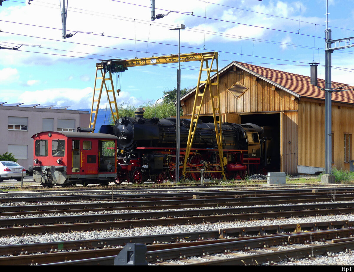 Verein Pacific - Dampflok 01 202 beim Saubermachen in Lyss am 11.09.2021