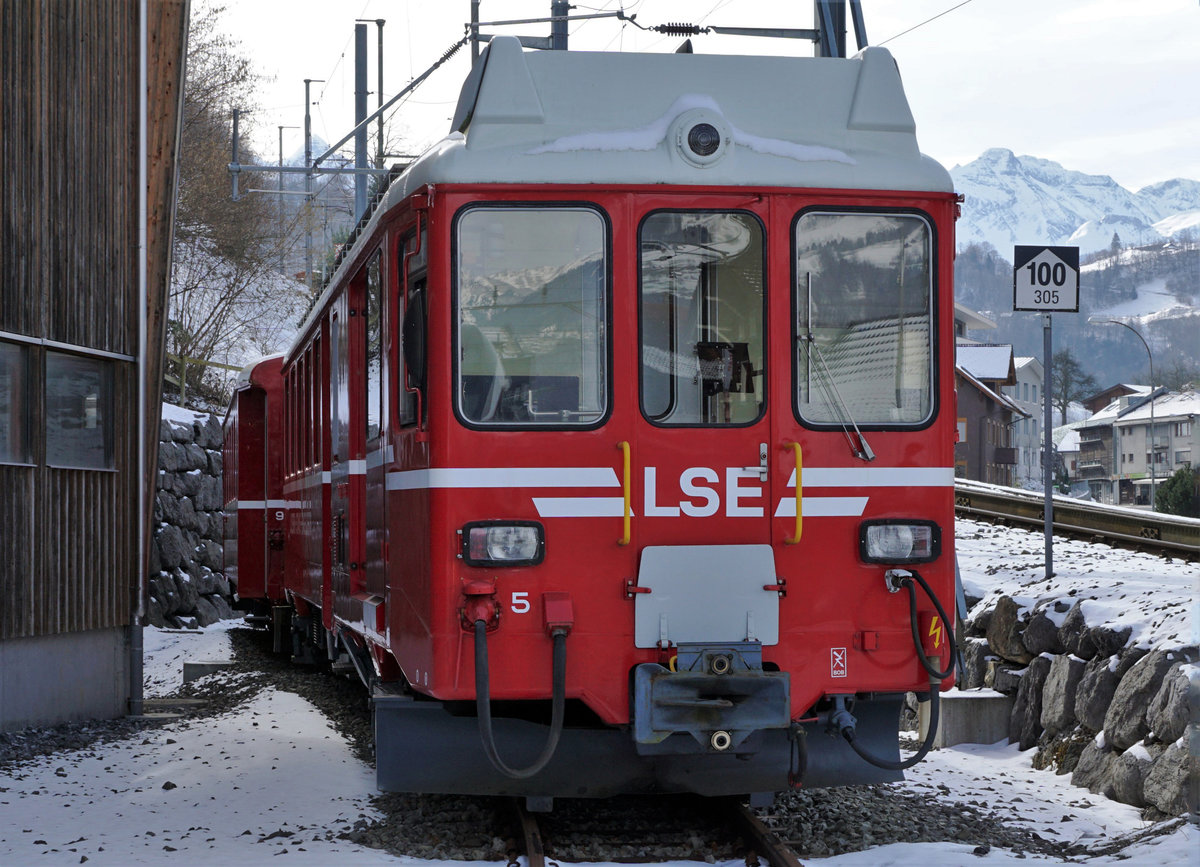 Verein Zentralbahn/ZB Historic.
Der BDeh 4/4 5 (1-8) der ehemaligen Luzern-Stans-Engelberg-Bahn im Dienste des Vereins ZB Historic. Zur Zeit ist der Oldtimer in Giswil im Freien als BDeh 140005 stationiert, wo er am 15. Februar 2021 fotografiert werden konnte.
Bildausschnitt Fotoshop. Fotostandort öffentlich zugänglich.
Foto: Walter Ruetsch  