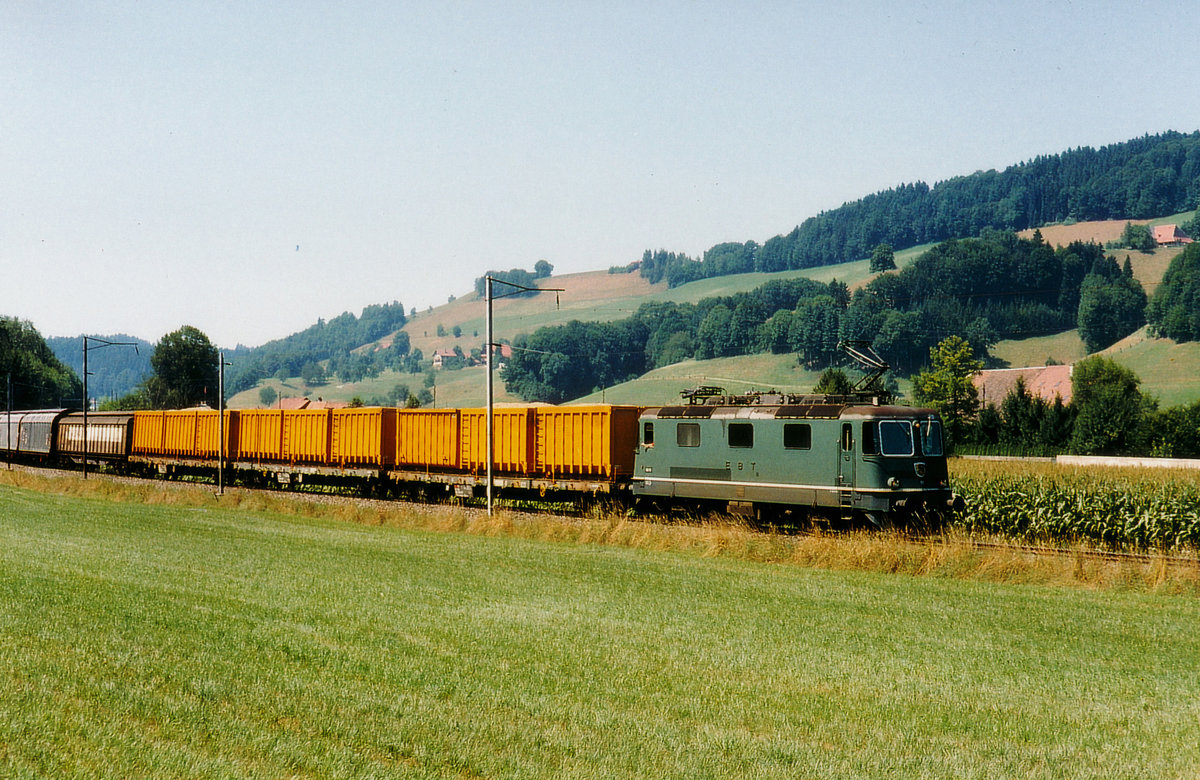 Vereinigte Huttwil Bahn RM/EBT/VHB.
Güterzug mit der Re 4/4 111 BERN bei Gettnau nach Menznau-LU unterwegs im August 1984. Die beiden Re 4/4 111 BERN und Re 4/4 112 SOLOTHURN haben EBT und VHB im Jahre 1969 in Betrieb genommen.
Foto: Walter Ruetsch
