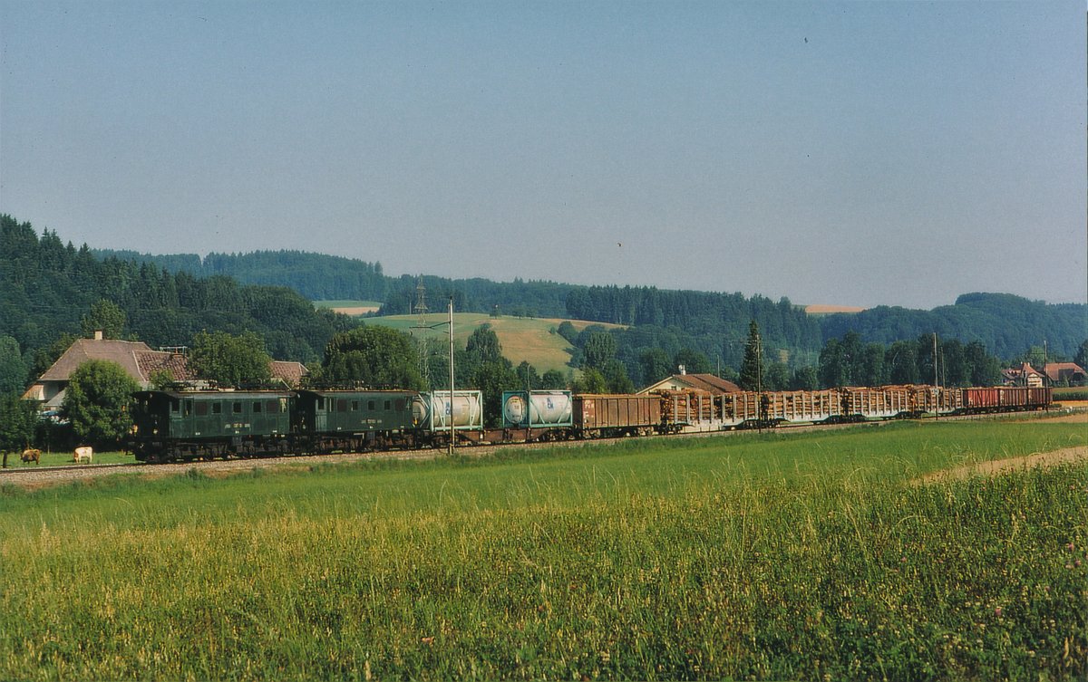 Vereinigte Huttwil Bahn RM/EBT/VHB.
Nicht voll ausgelasteter VHB-Güterzug mit einer nicht erkennbaren Be 4/4-Doppeltraktion bei Rohrbach nach Menznau-LU unterwegs im August 1984.
Foto: Walter Ruetsch