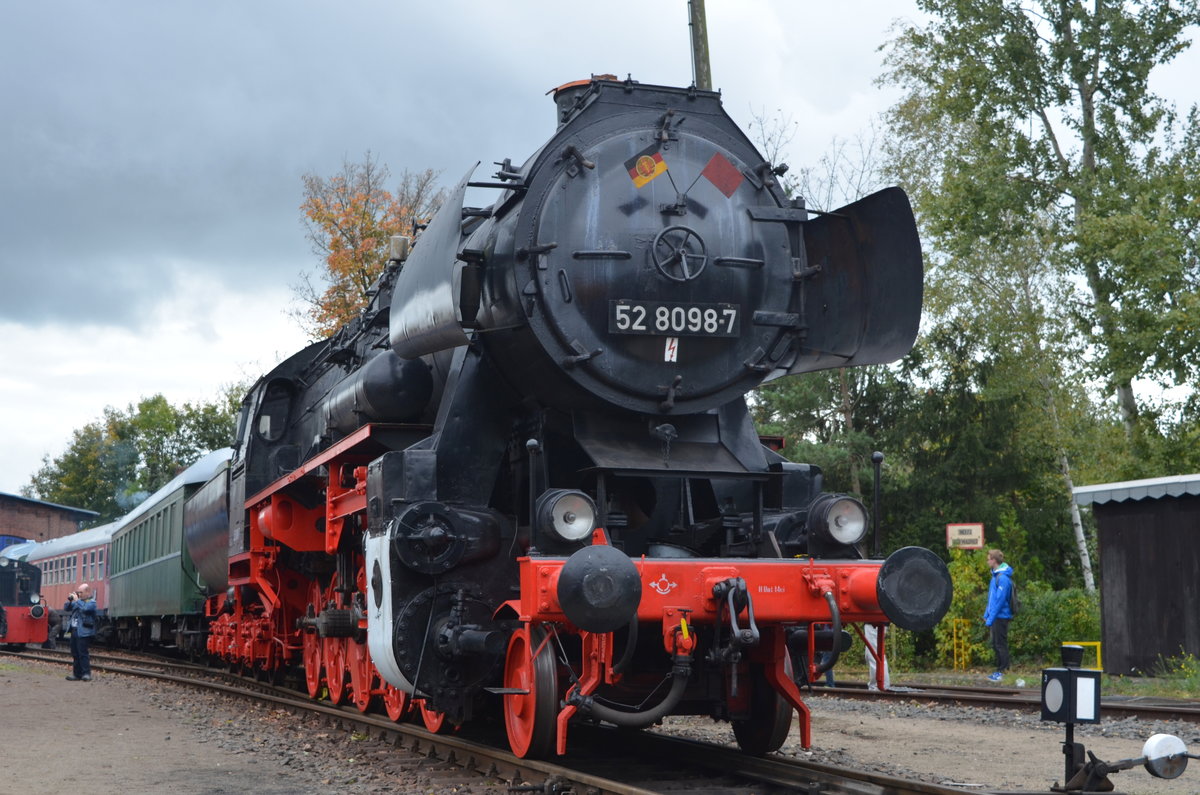 Vereins eigene 52 8098-7 (Nicht Betriebsfähig) in Leipzig Plagwitz zu den 20. Leipziger Eisenbahntage 07.10.2017
