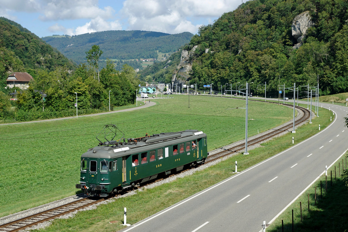 Vereinsausflug Verein Depot und Schienenfahrzeuge Koblenz (dsf) vom 15. August 2020.
Mit dem RBe 4/4 1405, ehemals SBB, und der ersten historischen Re 4/4 II 11173, ehemals SBB,
führte die Reise nach Balsthal zur OeBB.
DSF auf OeBB in der Klus bei Balsthal.
Foto: Walter Ruetsch    