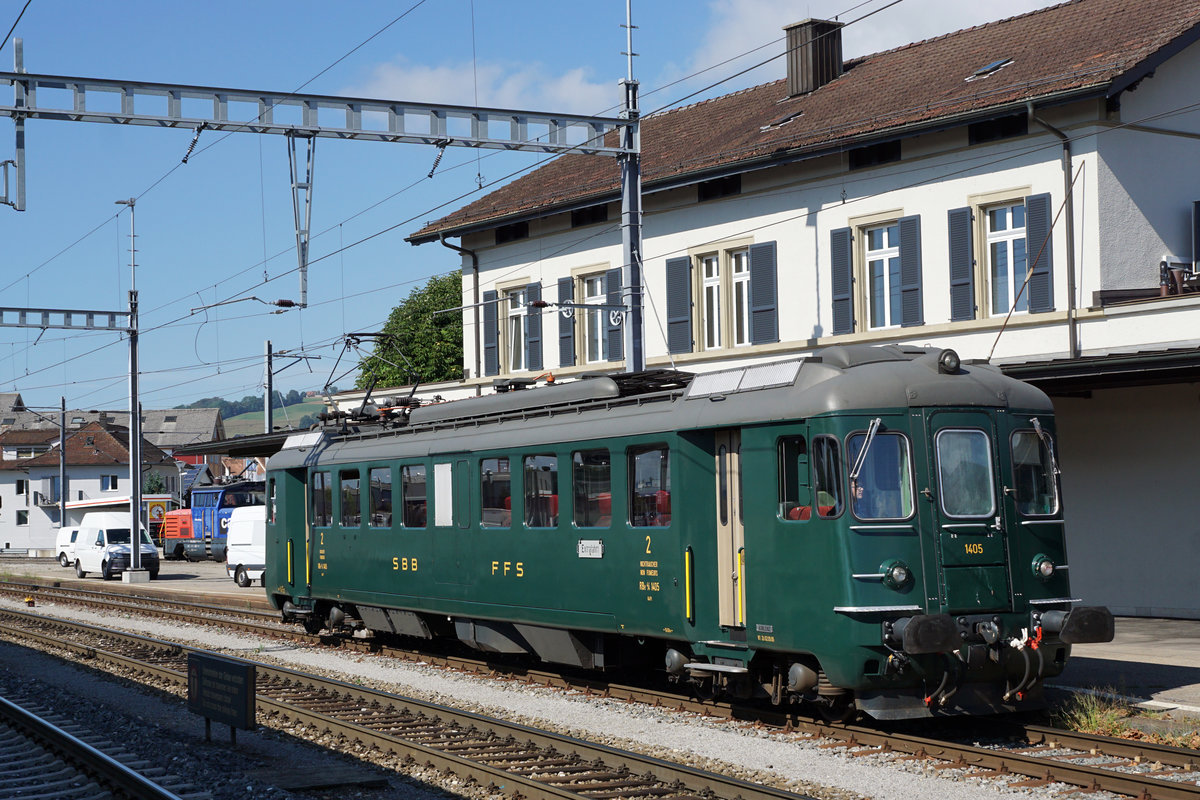 Vereinsausflug Verein Depot und Schienenfahrzeuge Koblenz (dsf) vom 15. August 2020.
Mit dem RBe 4/4 1405, ehemals SBB, und der ersten historischen Re 4/4 II 11173, ehemals SBB,
führte die Reise nach Balsthal zur OeBB.
RBe 4/4 1405 vor der Kulisse des Bahnhofs Oensingen.
Foto: Walter Ruetsch  