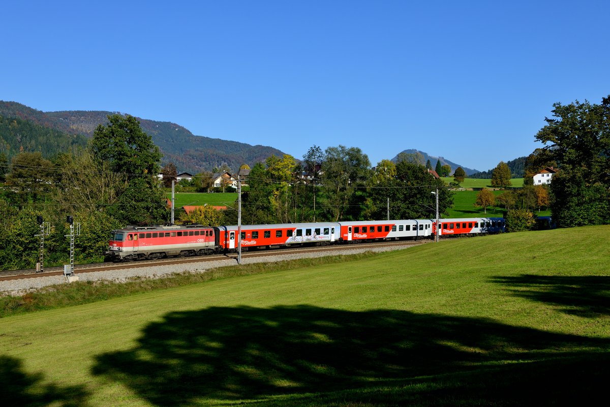 Vereinzelt kann man noch die Baureihe 1142 im Personenverkehr auf der Pyhrnbahn erleben. So schob am 30. September 2017 die 1142.601 den REX 3911 nach Liezen Bahnhof und konnte an der südlichen Bahnhofsausfahrt von Windischgarsten abgelichtet werden.