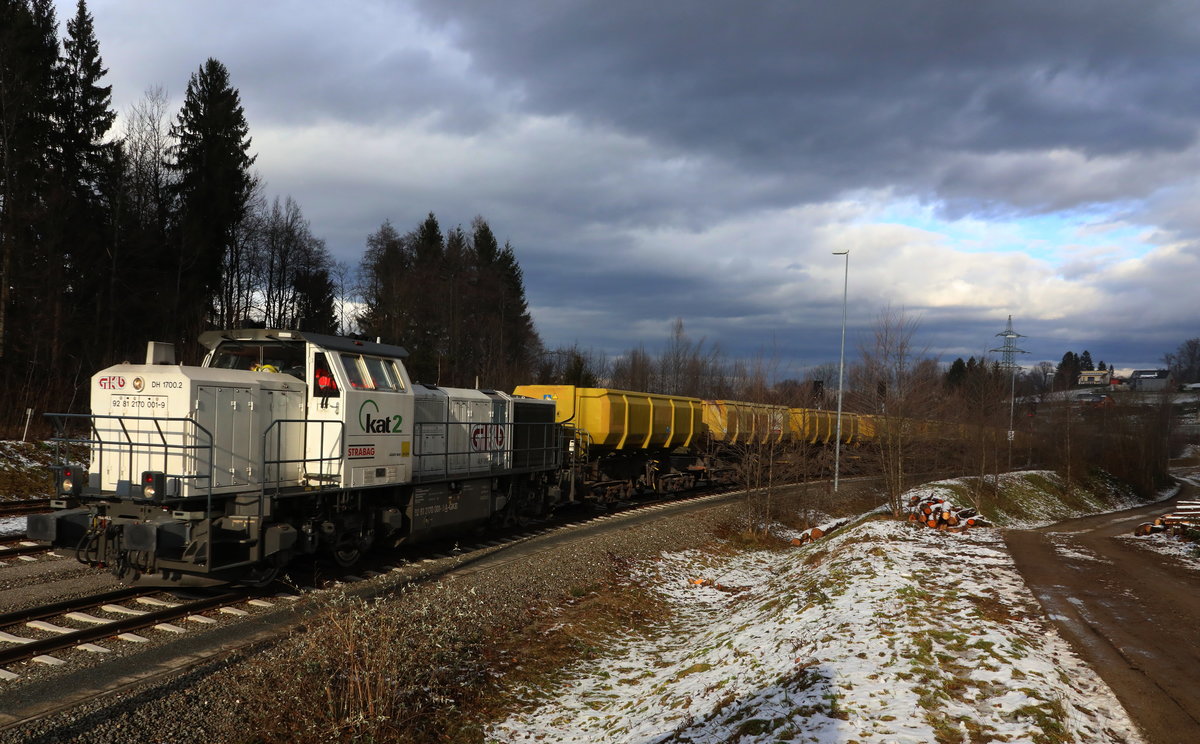 Vereinzelt sind Abraumtransporte vom Baulos KAT 2 anzutreffen. 
Hier DH 1700.2 bei der einfahrt in den Bahnhof  ARGE KAT2 .
14.12.2017
