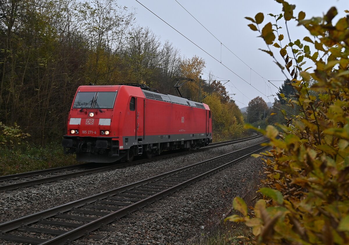 Vergebens auf den Audi gewartet, doch als Ersatz die 185 271-4 LZ fahrend in Neckargerach erwischt. 12.11.2021