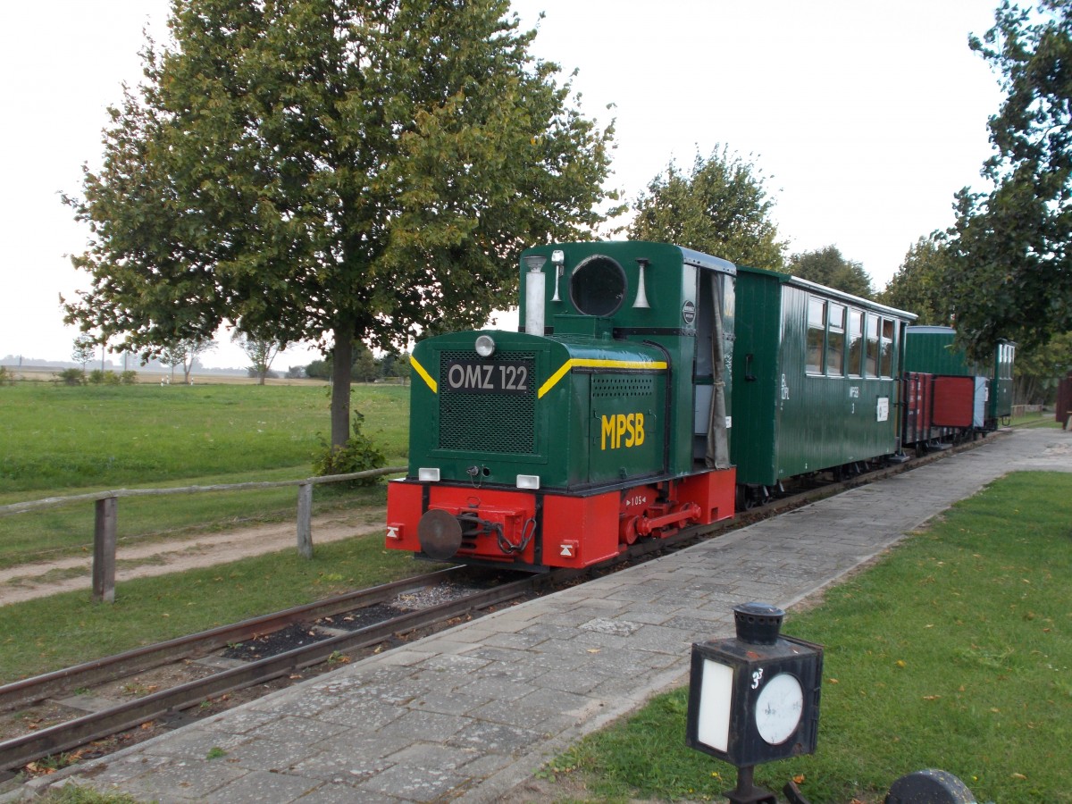 Vergeblich wartete die OMZ 122,am 24.August 2014,in Schwichtenberg auf Fahrgäste.